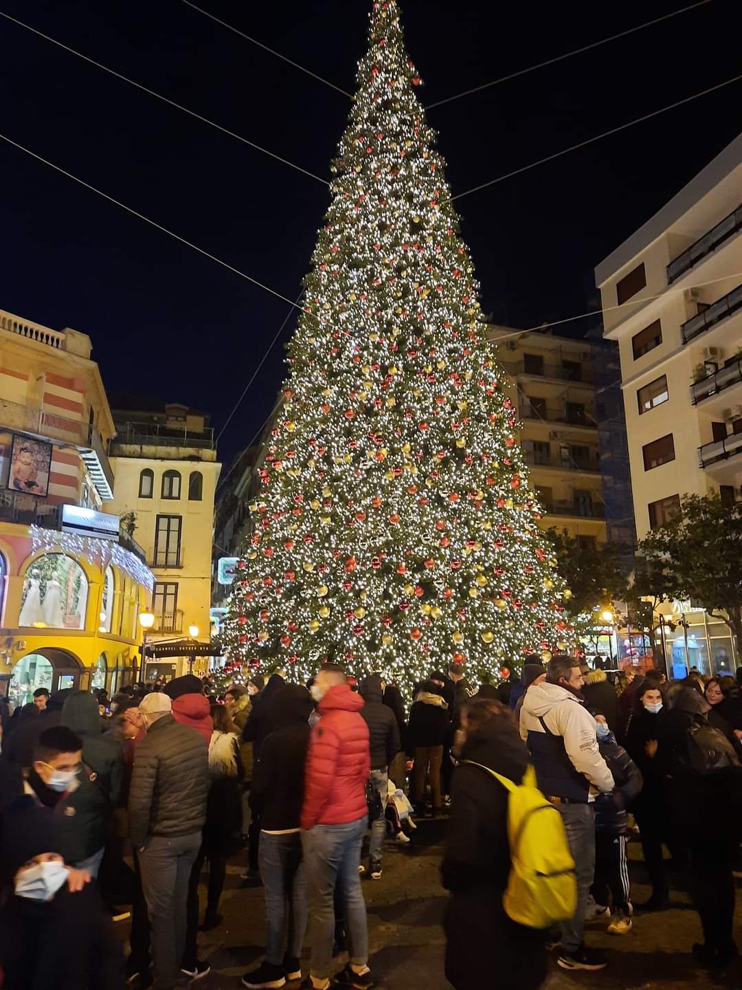 Luci d’Artista, tanti turisti ma la città è sporca e mal ridotta