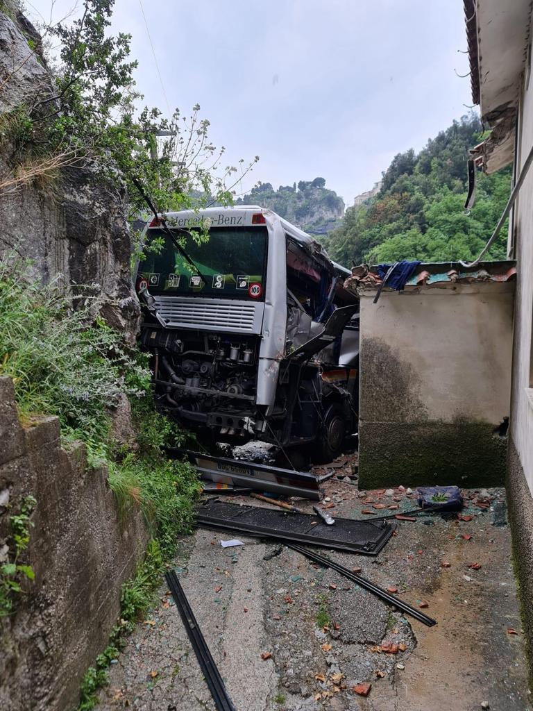 Ravello, bus precipita nel vuoto: volo di 20 metri, a bordo forse solo l’autista