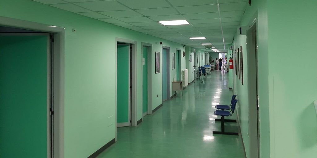 All’ospedale di Polla mancano i medici, stop ai ricoveri urgenti in Urologia